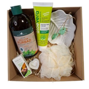 Gyógynövényes wellness ajándékcsomag – alpesi krémek, illóolajok és fa masszírozó prémium csomagolásban